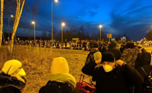 На польско-украинской границе собралась толпа, не соблюдающая нормы безопасности