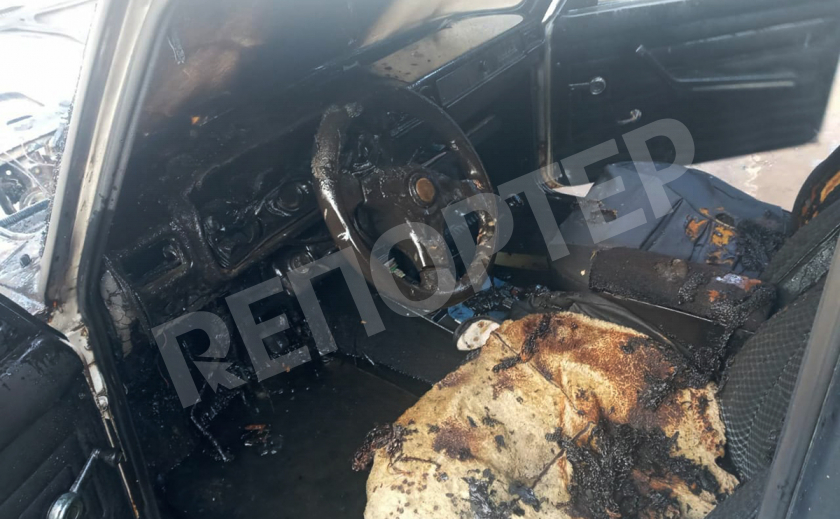 В Днепре на Амуре сгорела машина, выезжавшая из гаража