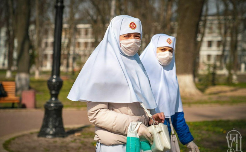 Антивирус. Берем пример с Киева: сестры милосердия раздавали маски и Евангелие