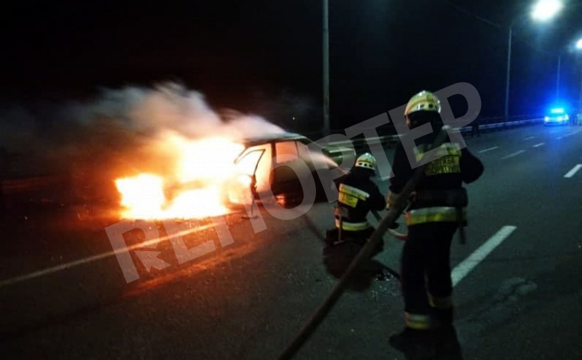 На мосту в Днепре водитель едва успел выскочить из горящего авто