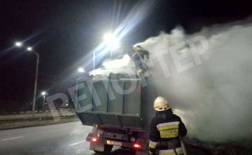 Смрад - на весь город: в Днепре на ходу загорелся грузовик с ТБО
