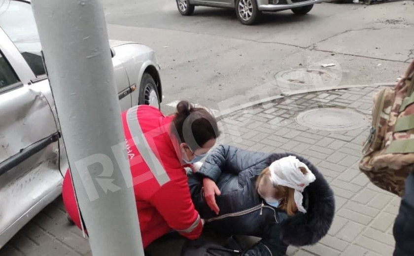 В Днепре на тротуаре Opel сбил женщину