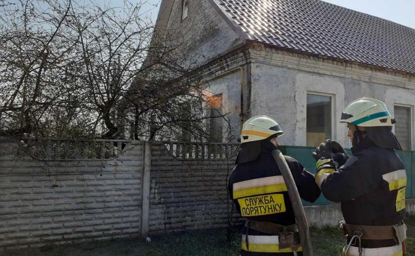 В Днепре горела газовая труба частного дома