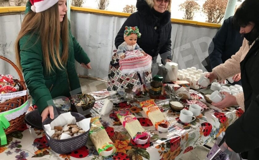 В Днепре дети устроили ярмарку-продажу ко Дню святого Николая