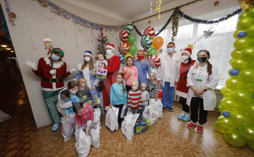 В Днепре Святой Николай посетил детей в больнице №9