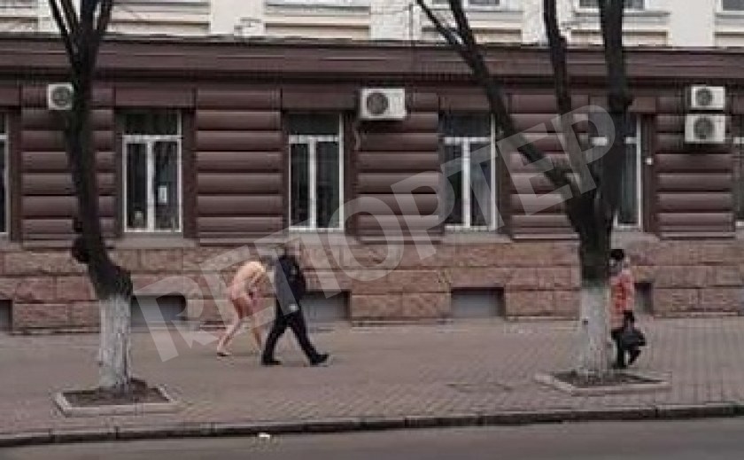 По Днепру бродил голый мужик
