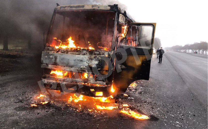 Под Днепром на ходу загорелся автобус с пассажирами