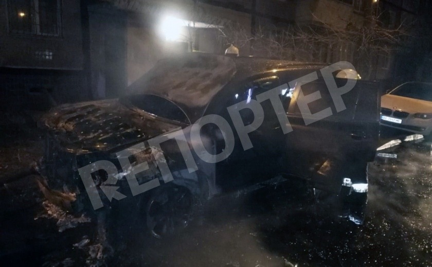 В Днепре на ночной стоянке загорелись два автомобиля