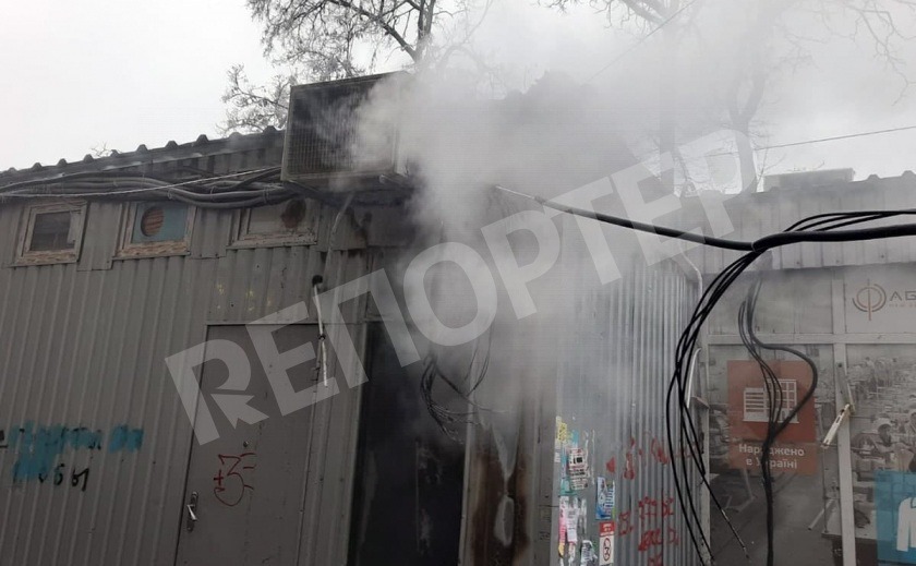 13 спасателей тушили пожар в зоомагазине в Днепре