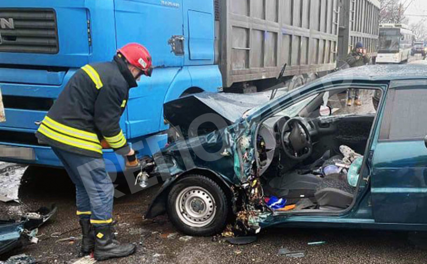В Днепре спасатели вытаскивали водителя из покорёженного авто