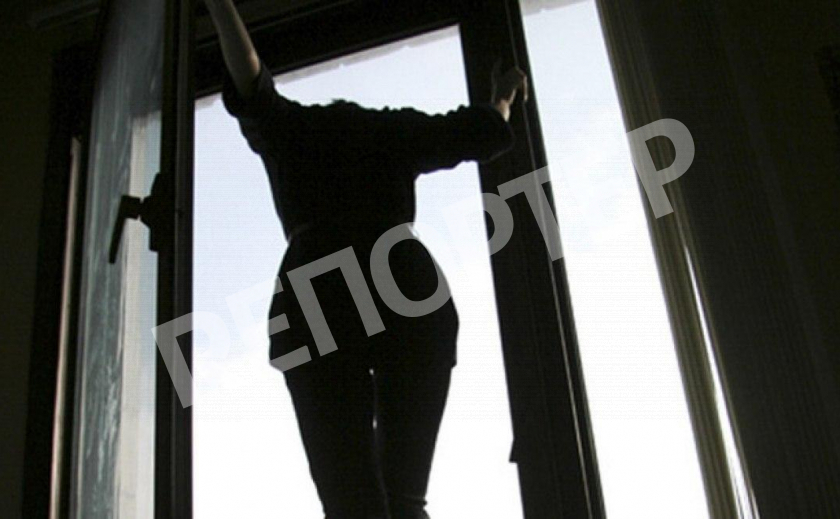 В Днепре молодая женщина выпрыгнула из окна на 9 этаже