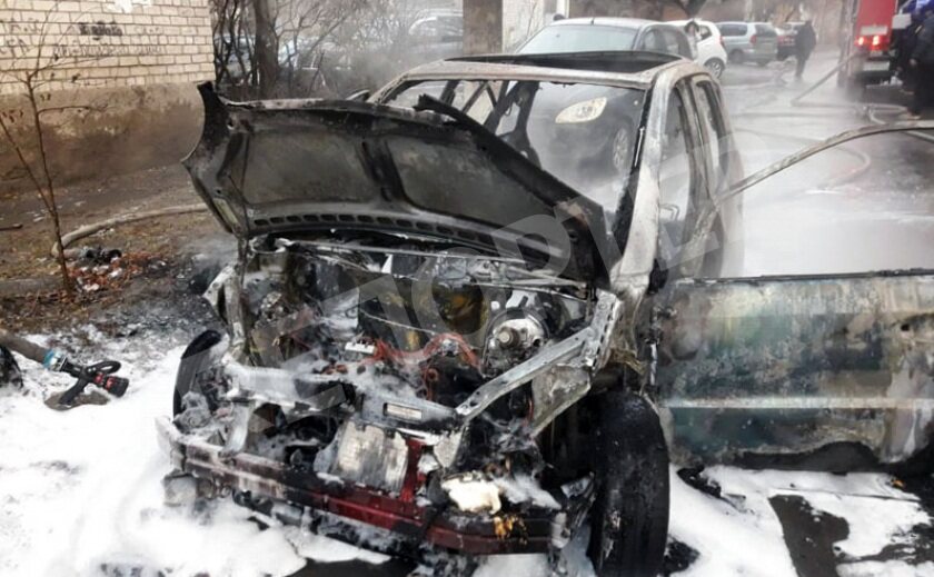 В Днепре во дворе сгорели авто