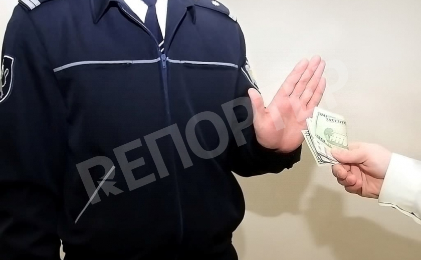 В Днепре посадили грабителя за подкуп полицейского В Днепре посадили грабителя за подкуп полицейского