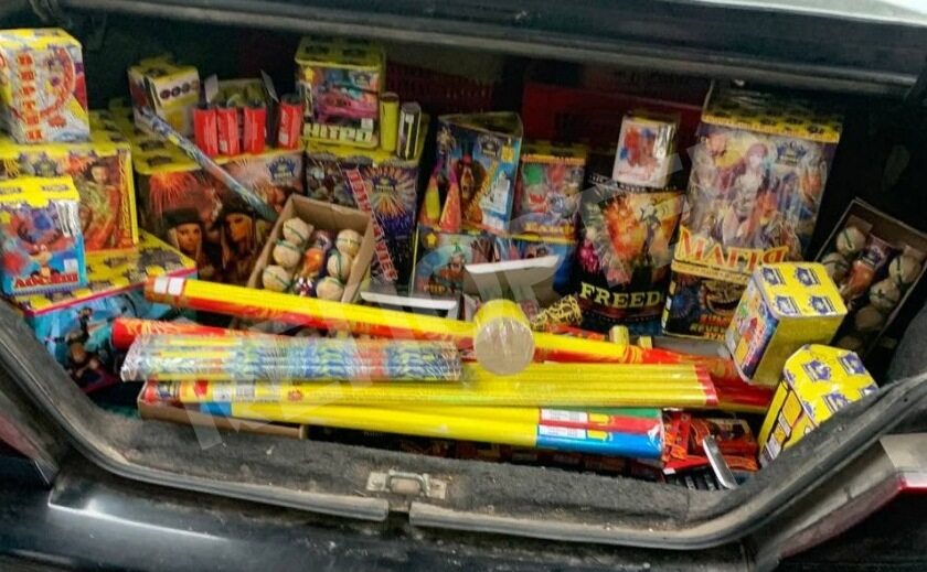 В Днепре приезжие торгуют взрывоопасными предметами с машин