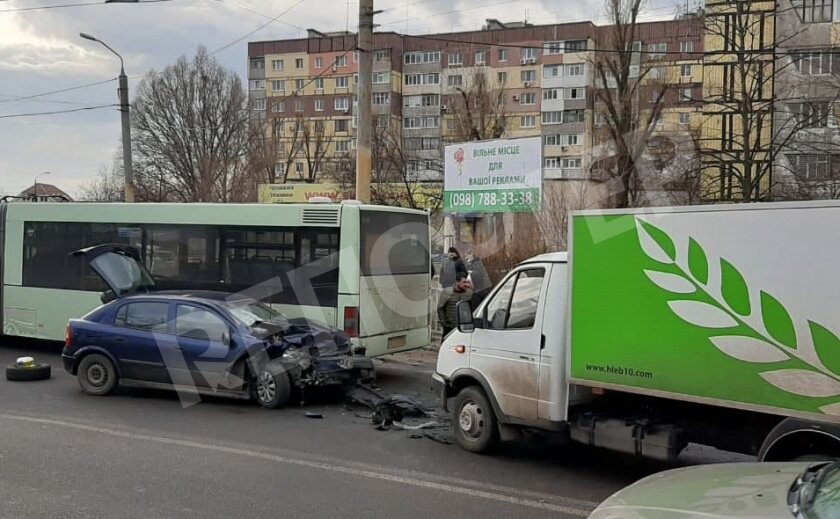 В Днепре произошло тройное ДТП с участием автобуса-гармошки