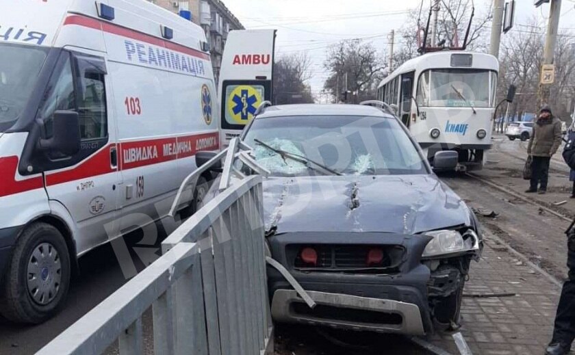 В Днепре автоледи сбила женщину на трамвайной остановке