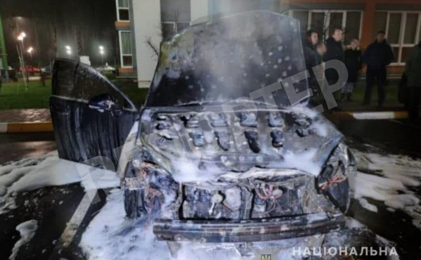 Предновогоднее задержание в Днепре возле «МОСТ-сити»: мужчины подожгли «Lexus» на заказ