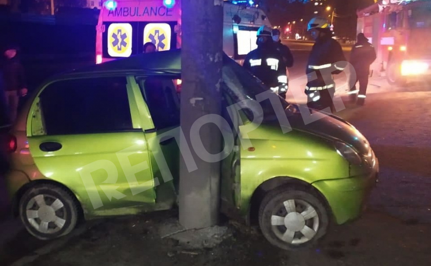 В Днепре Daewoo Matiz намотало на столб, водителю проломило голову