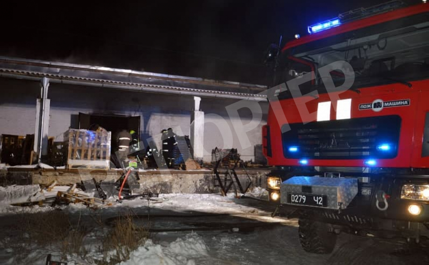 Днепровский склад ночью спасали 16 пожарных