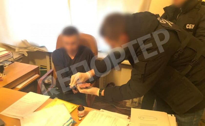 Громкое дело: на Днепропетровщине чиновник погорел на взятке