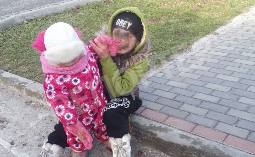 В Днепре по Слободке бродила брошенная 3-летняя девочка