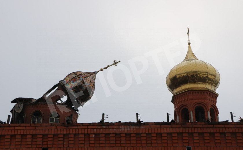 Знак свыше? Под Днепром кран рухнул на сгоревший храм