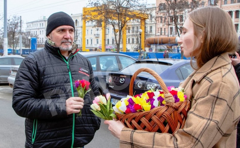 Накануне 8 марта в Днепре раздавали цветы... мужчинам! Накануне 8 марта в Днепре раздавали цветы... мужчинам!