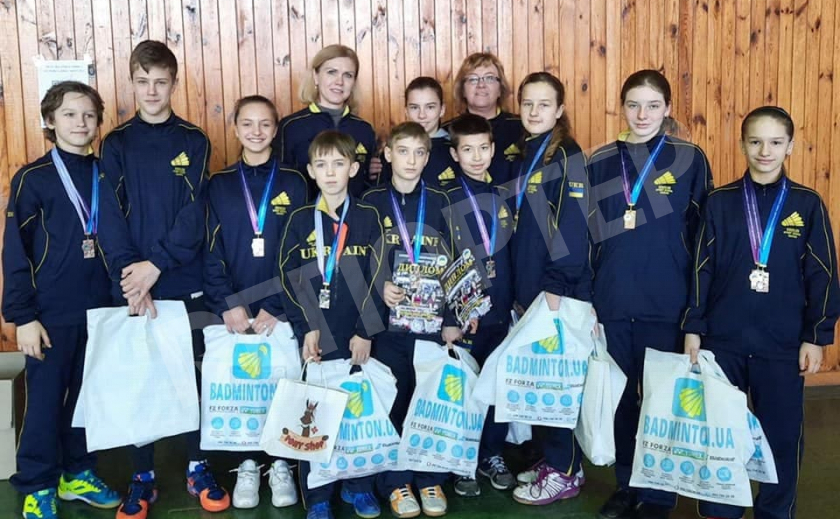 Юные бадминтонисты из Днепра стали трижды золотыми в Харькове