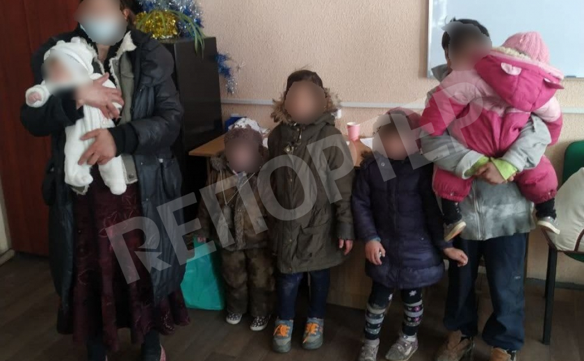Полиция Днепра заинтересовалась матерью с одетыми не по сезону 5 детьми