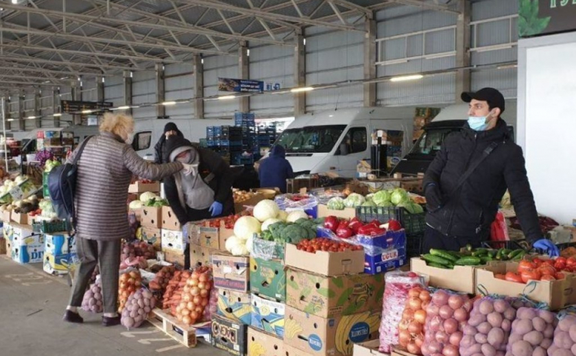 В Днепре во время карантина на рынках можно купить еду, растения и автозапчасти