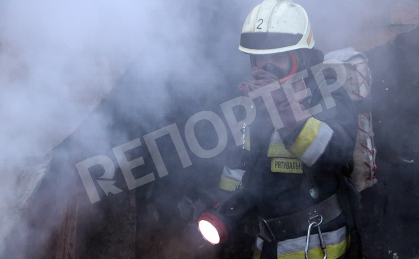 В Днепре 25 спасателей боролись с огнем на предприятии