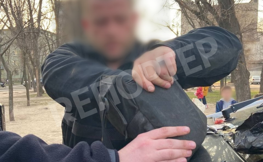 У днепровской церкви мужик угрожал детям пистолетом