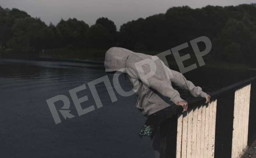 «Я должен прыгнуть!» На днепровском мосту спасли очередного суицидника