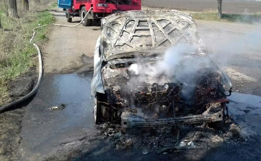 На Днепропетровщине дотла сгорела машина