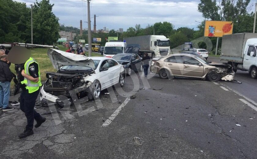 В Днепре столкнулись 4 авто. Есть пострадавшие
