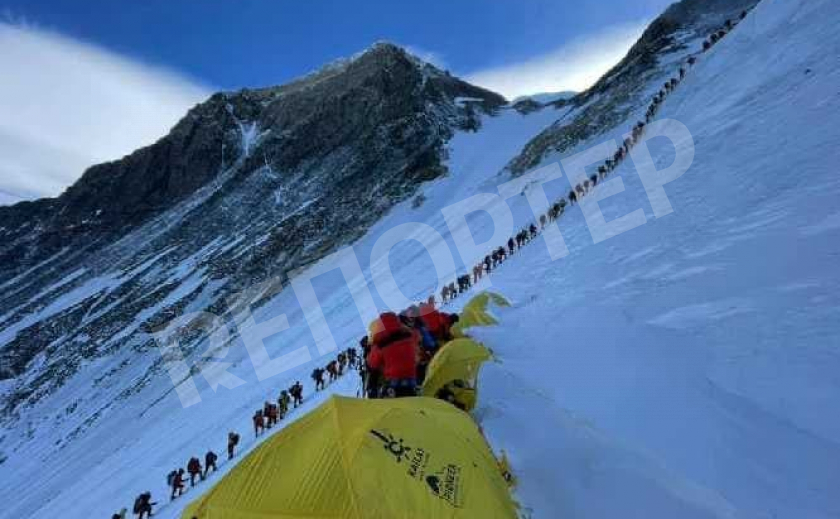 Фото дня: Десятки альпинистов стоят в очереди на вершину Эвереста