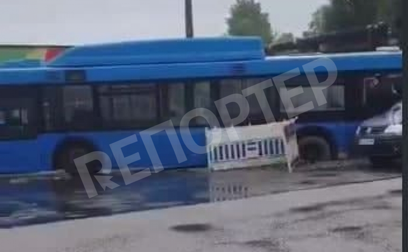 В Днепре автобус провалился под землю