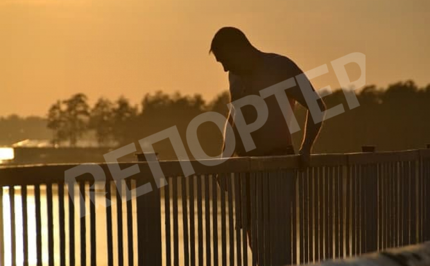 В шаге от смерти… В Днепре на Центральном мосту спасли очередного суицидника