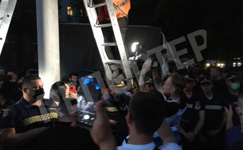 Во время избиения протестующих против незаконного демонтажа билбордов в Днепре, пострадали журналисты