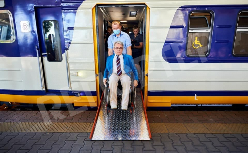 «Укрзализныця» запускает первый в Украине пригородный электропоезд, приспособленный для людей с инвалидностью