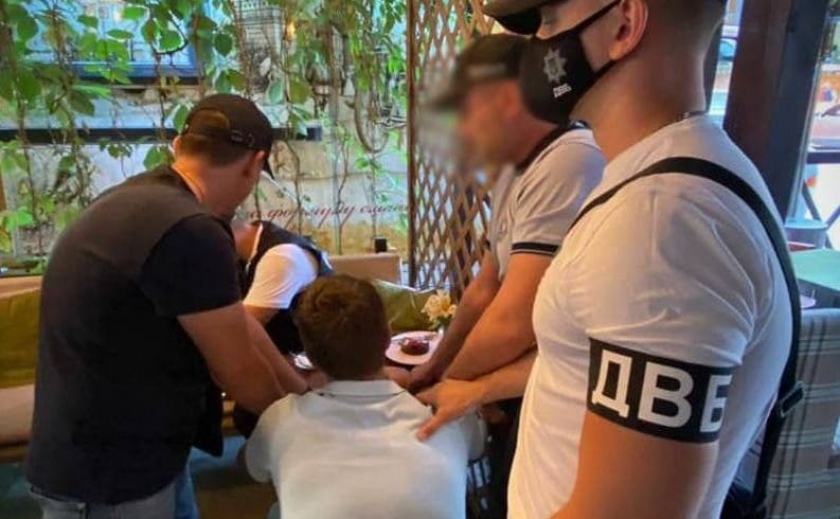 В днепровском ресторане прошла спецоперация по задержанию полицейского