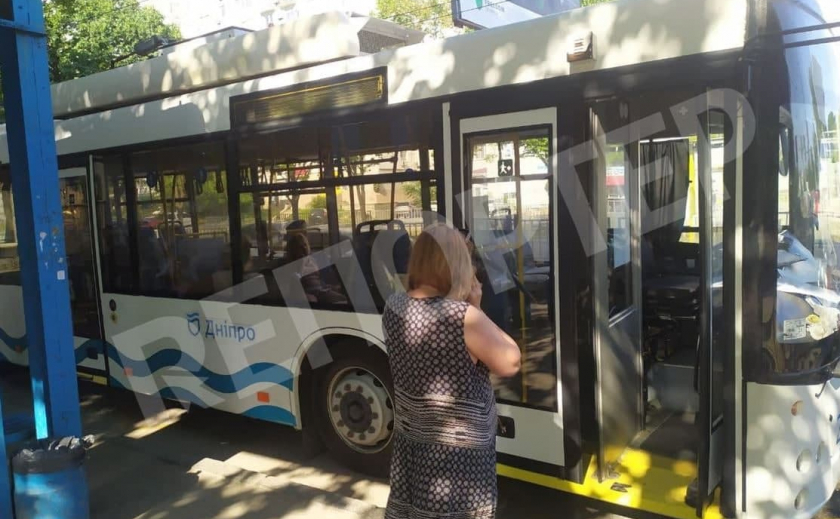 В Днепре пассажирка получила травмы в троллейбусе