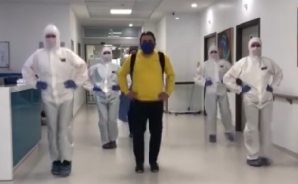 Антивирус. В Турции врачи с излеченными пациентами исполняют веселый танец пингвинов