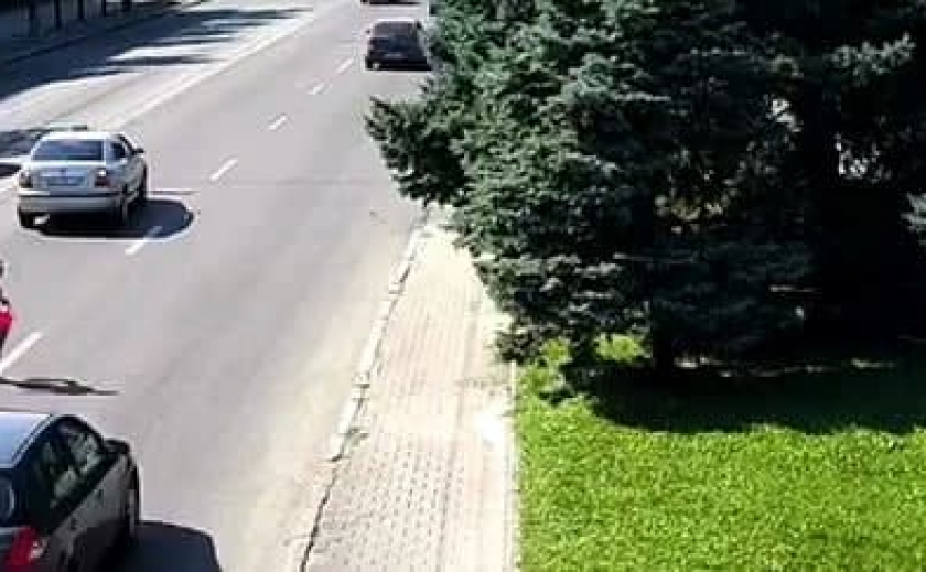 В сети появилось видео момента ДТП на Сичеславской Набережной в Днепре