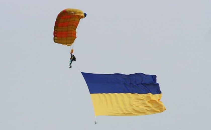 Под Днепром 14 парашютистов станцуют гопак в небе