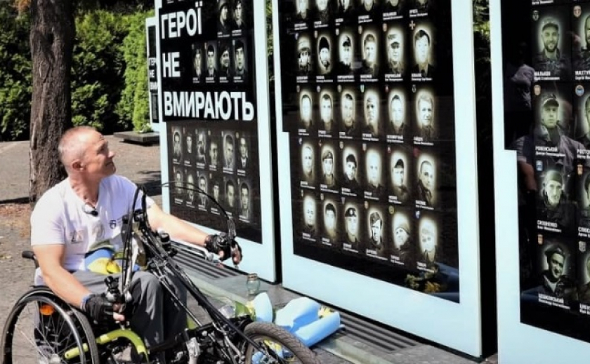 Участник велопробега «От Карпат до Мариуполя» Сергей Салий в Днепре почтил память воинов АТО/ООС