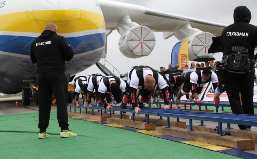 Стронгмены из Днепра и Кривого Рога участвовали в мировом рекорде по перетягиванию самолета АН-225 «Мрія»