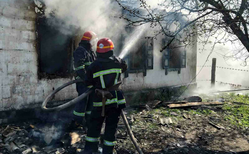 Под Днепром спасатели более двух часов боролись с пожаром