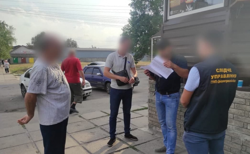 Полиция задержала главу поселкового совета на Днепропетровщине за взятку 450 тыс. грн. за землю под АЗС