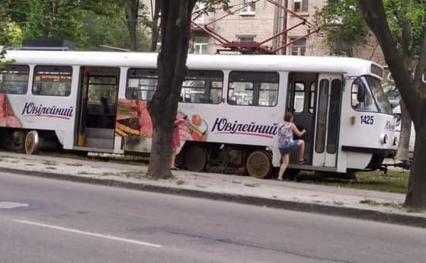 Пока запорожцы обновляют автопарк и собирают трамваи, днепровские власти закупают «старье»